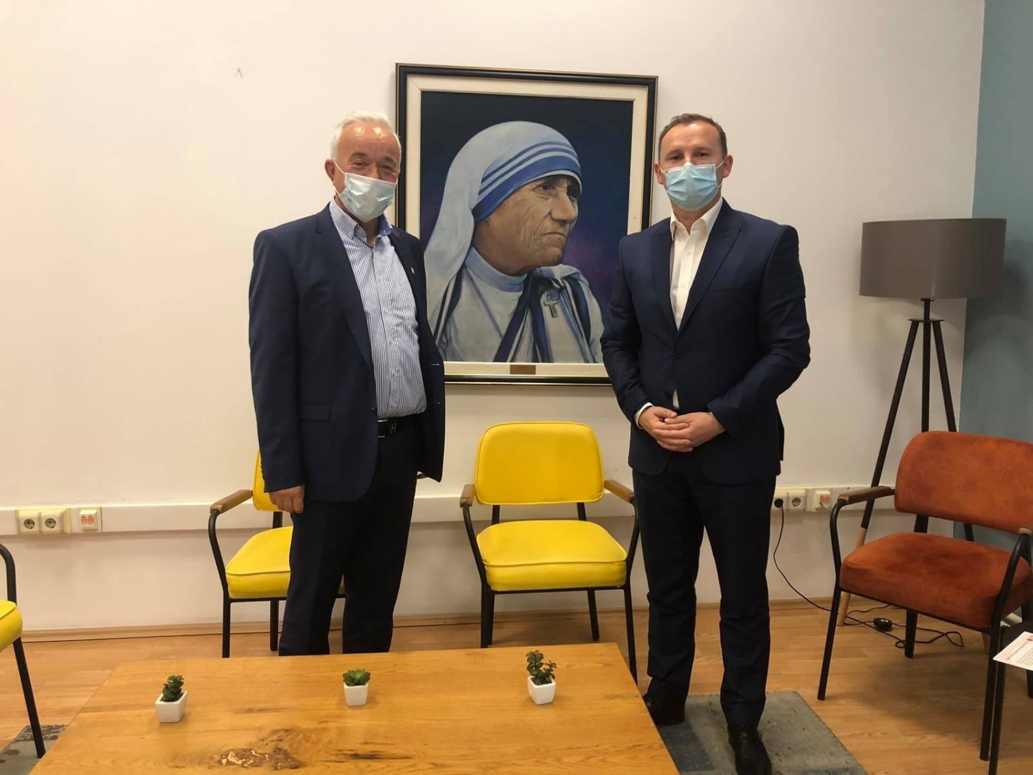 Drejtori i Caritas Kosova dhe bashkëpunëtorët e tij u pritën sot në takim nga Ministri i Shëndetësisë z. Armend Zemaj.